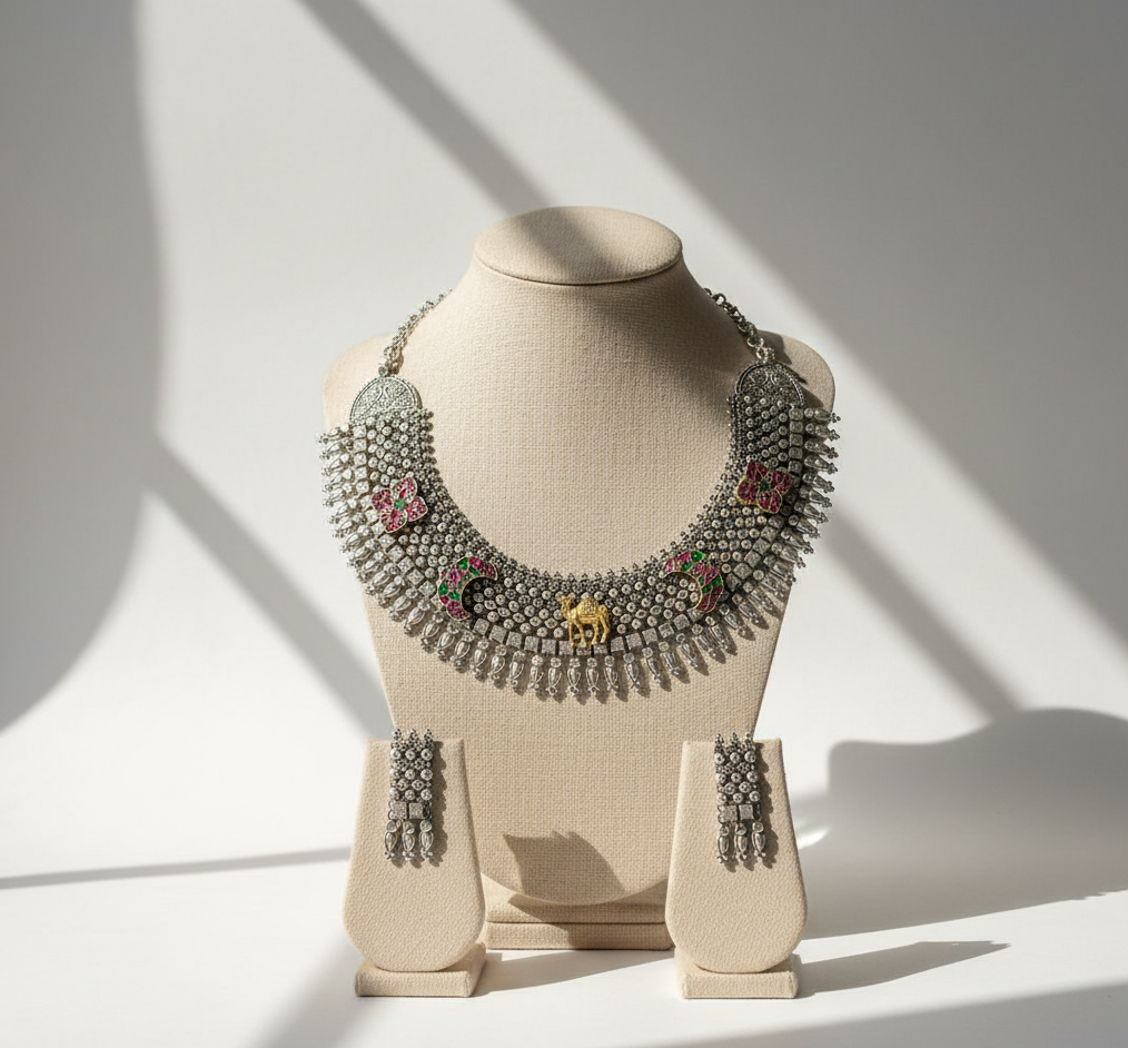 silver short neckless with jadau work